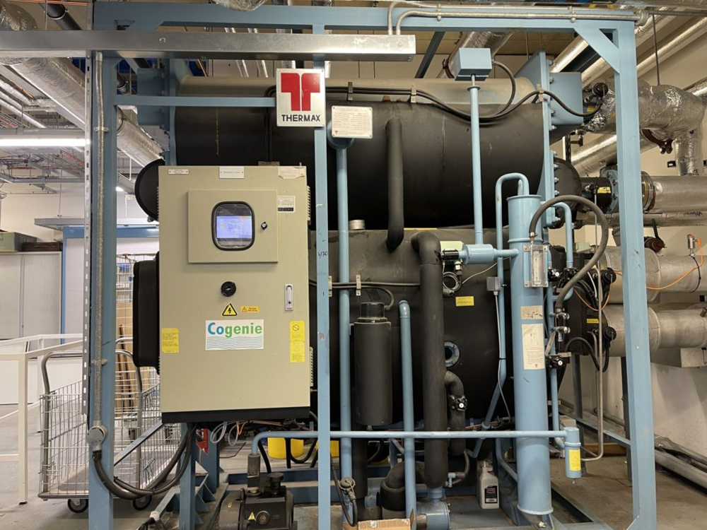 نمای یک دستگاه چیلر جذبی صنعتی (مدل «Cogenie» ساخت شرکت Thermax) نصب‌شده در موتورخانه. چیلر جذبی با استفاده از حرارت (آب داغ، بخار یا شعله مستقیم) و یک محلول جاذب مانند لیتیوم بروماید (LiBr) تولید سرما می‌کند.